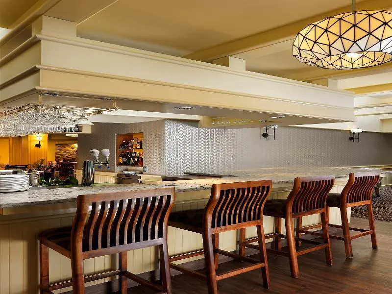 Royal Scot Hotel & Suites Victoria