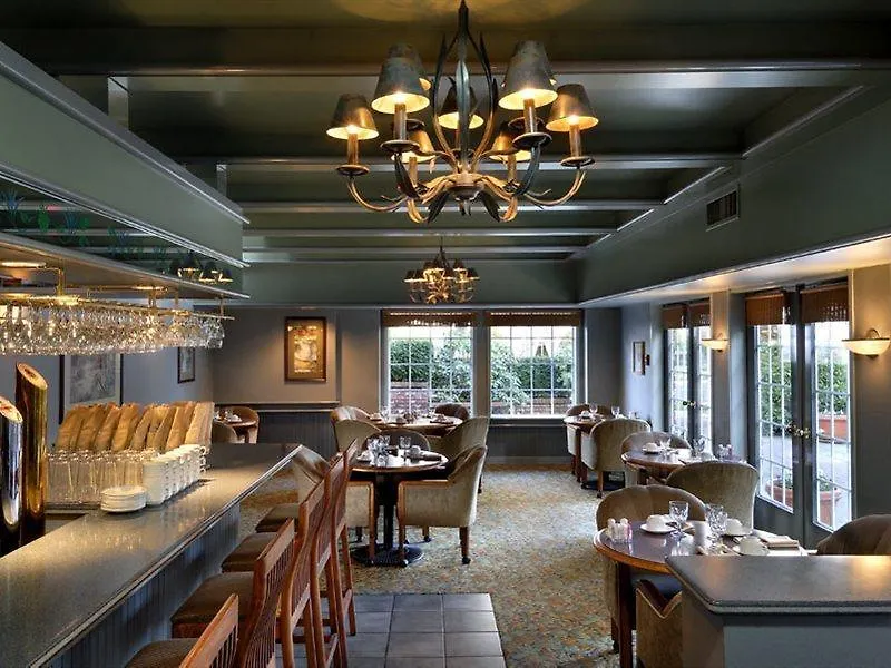Royal Scot Hotel & Suites Victoria